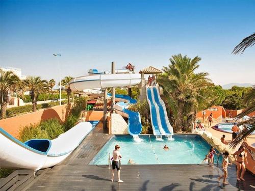 un groupe de personnes dans un parc aquatique dans l'établissement Mobile home accès plage direct mar Estang, à Canet