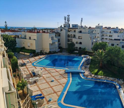 Apartamento Oura com piscina e vista mar
