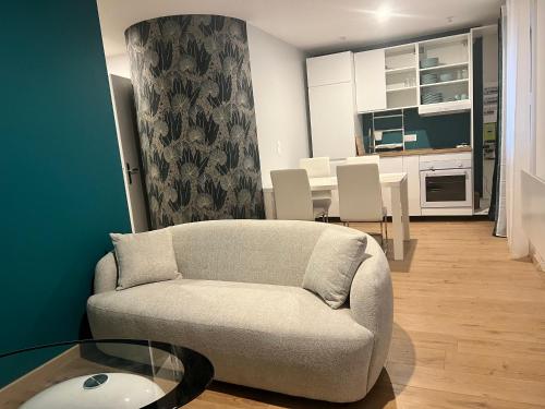 un salon avec une chaise et une table dans l'établissement La perle Matinale, à Ambérieu-en-Bugey