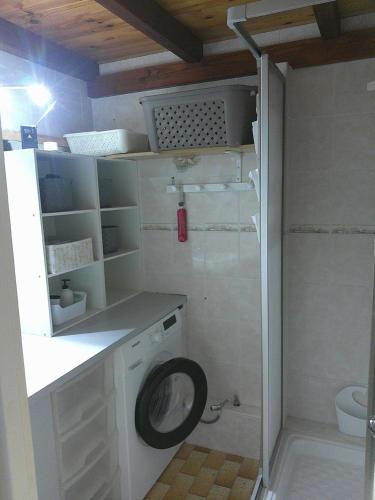 une petite salle de bain avec toilettes et douche dans l'établissement Bel Appartement Terrasse Vue Mer, à Port-Leucate