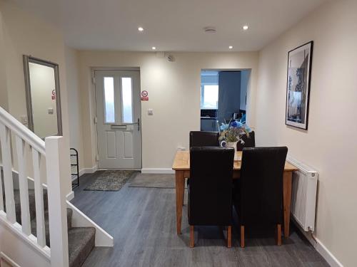 Gambar di galeri bagi Luxury Apartment - Above iconic High Lane Oatcakes di Stoke on Trent