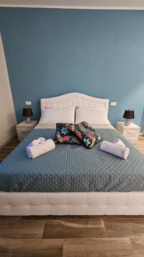 un grande letto bianco con due cuscini sopra di Mary's Rooms a Porto Torres