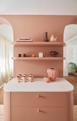 Zimmer mit einem rosa Schrank mit einem Regal in der Unterkunft SUNSET, Maison Littoral by BLOSS, stylish family apartment near the beach with terrace in De Haan