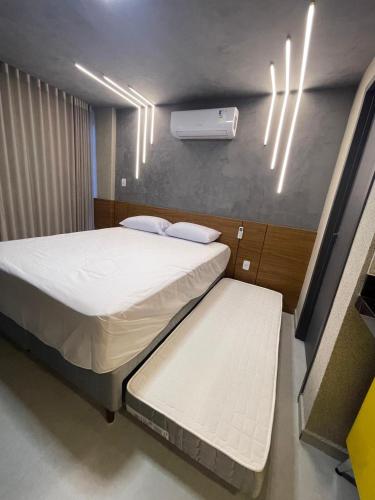 sypialnia z 2 łóżkami i grzejnikiem na ścianie w obiekcie Storey Luxor Flats Caribessa Praia - Apt 002 Com SPA w mieście João Pessoa