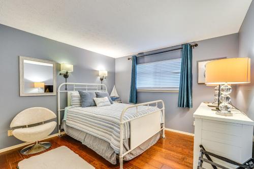sypialnia z łóżkiem, krzesłem i oknem w obiekcie Panama City Beach Condo with Pool and Beach Access! w mieście Panama City Beach