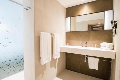 Een badkamer bij Simon Hotel