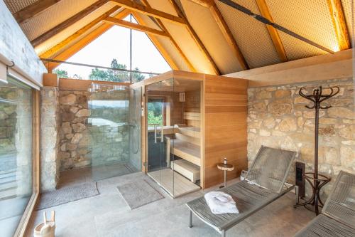 a room with a glass shower and a chair at Winzarei Ciringa Stampfer in Svečina