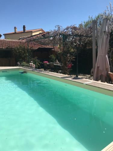 une grande piscine avec de l'eau bleue dans l'établissement Chez Martine Côté Cité, à Carcassonne