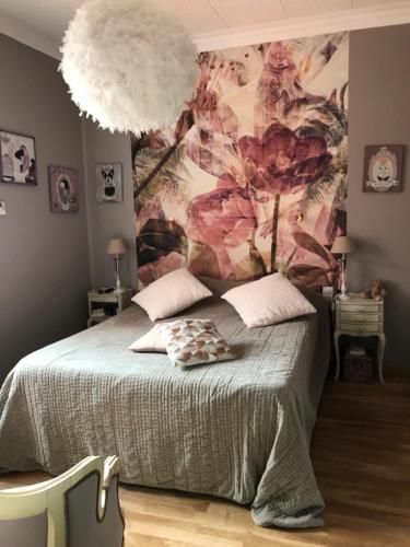 - une chambre avec un lit orné d'une grande peinture murale dans l'établissement Chez Martine Côté Cité, à Carcassonne