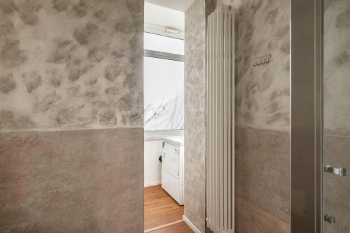 a room with a hallway with a door and a window at Padova living Experience - Diamante Apartment, Rubino Room and Smeraldo Room in Padova