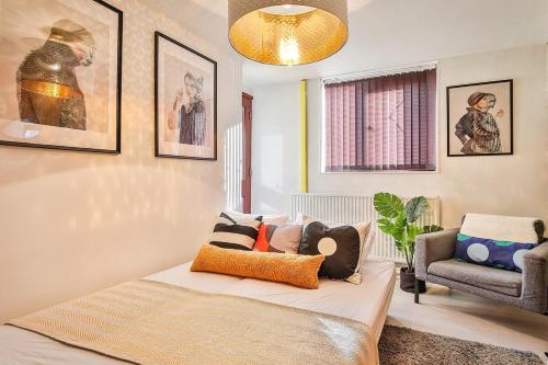 Postel nebo postele na pokoji v ubytování George House-WeeklyStay-CentreLocation-Student-Business-Parking-Sleep8