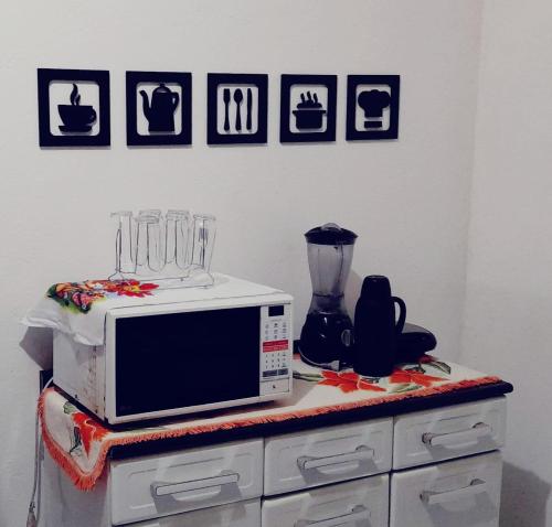 a microwave sitting on a counter with a blender on it at Casa de Praia na rota de Milagres - Praia de Marceneiro in Passo de Camarajibe