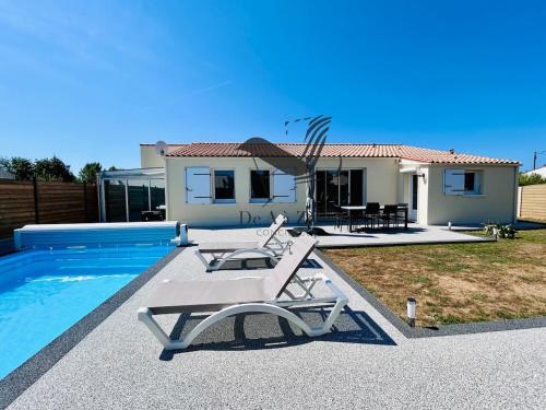 Bazén v ubytování Gîte des Claires - Avec piscine creusée privative, aux portes de l'Île d'Oléron nebo v jeho okolí