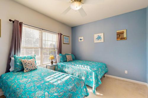 The PlantationsにあるCreekwood --- 200 Pebble Dr, Unit #213のベッド2台と窓のある寝室