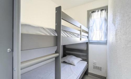 une chambre avec deux lits superposés et une fenêtre dans l'établissement Residence du Mail - Studio 4 personnes - Confort MAE-2784, au Cap d'Agde