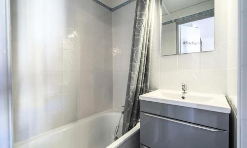 La salle de bains est pourvue d'une baignoire, d'un lavabo et d'une baignoire. dans l'établissement Residence du Mail - Studio 4 personnes - Confort MAE-2784, au Cap d'Agde