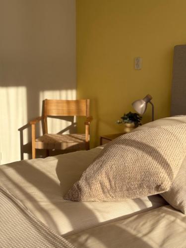 Ein Bett oder Betten in einem Zimmer der Unterkunft Yellow Bliss Apartment Makkum Beach