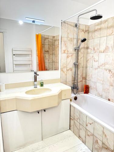 une salle de bain avec un lavabo et une baignoire dans l'établissement New,mountain & sea view 3 guests with private Garage, à Beausoleil