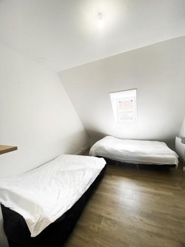 Ένα ή περισσότερα κρεβάτια σε δωμάτιο στο Cute Studio near Arc de Triumph with Eiffeltower view