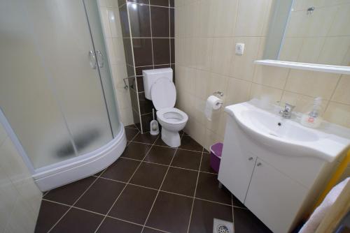 Ένα μπάνιο στο Apartments Deak