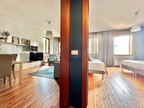 ein Wohnzimmer mit einem Bett und ein Esszimmer in der Unterkunft Appartamento Vista Lago! in Gardone Riviera