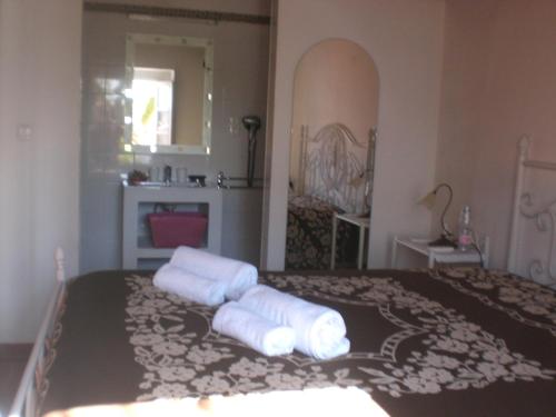 a bedroom with a bed with towels on it at Tapada da Eira e Chanca in Fortios