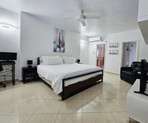 Ένα ή περισσότερα κρεβάτια σε δωμάτιο στο Beachfront Condo on Boardwalk