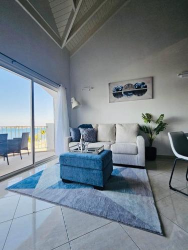 Χώρος καθιστικού στο Beachfront Condo on Boardwalk