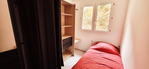 une petite chambre avec un lit et une fenêtre dans l'établissement Appartement vue mer, pietranera, à San-Martino-di-Lota