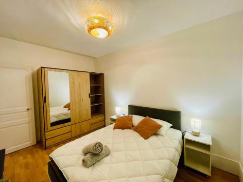 ein Schlafzimmer mit einem großen Bett und einem Spiegel in der Unterkunft Appartement Maridor Porte de Versailles Paris in Paris