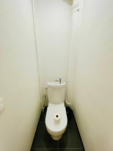 - une salle de bains avec des toilettes blanches dans une cabine dans l'établissement Appartement Maridor Porte de Versailles Paris, à Paris