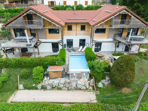 une vue aérienne d'une maison avec piscine dans l'établissement chalets les biches, à Gérardmer