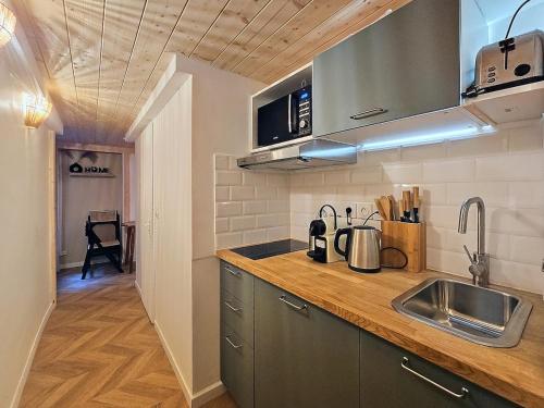 une cuisine avec un évier et un plan de travail dans l'établissement La Suite Brazier, à Lyon