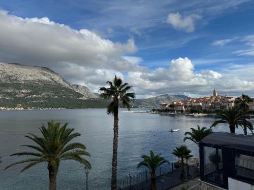 Rezi's Central Viewpoint - Steps from the Sea