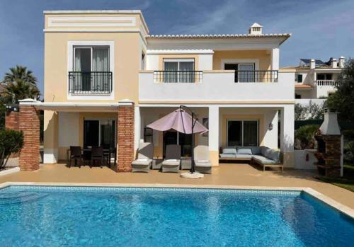Piscina de la sau aproape de Praia da Luz Mandeliu Exclusive 5 Star Private Villa Heated Pool