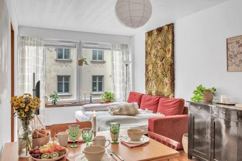 un salon avec un canapé rouge et une table dans l'établissement Design District w Free Parking Garage, Balcony, Netflix, 200m tram&bus, à Helsinki