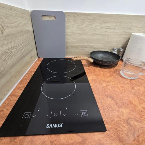 a black stove top on top of a counter at MA DONNA rooms in Floreşti