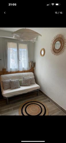 une chambre avec un lit et un miroir au mur dans l'établissement Banyuls Solaris les Elmes, à Banyuls-sur-Mer