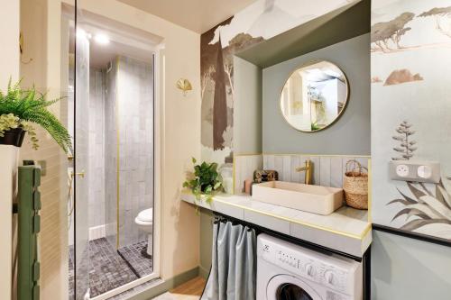 une salle de bain avec un lavabo et une machine à laver dans l'établissement Cozy studio in Le Marais - fully equipped, à Paris