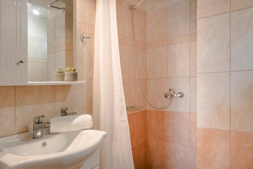 Ένα μπάνιο στο Avithos-Aethra