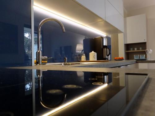 una cocina con fregadero y encimera en Apartament Przy Plaży, en Krynica Morska