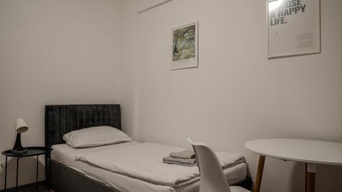 a small room with a bed and a table at 4-Jahreszeiten FeWo im Herzen Montabaur in Montabaur