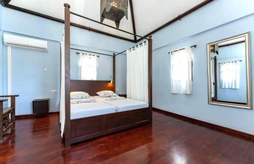 A bed or beds in a room at Castle Tower apartment in rural holiday park 'Picasso'