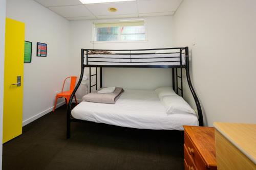 Una cama o camas en una habitación de Trek Global Backpackers