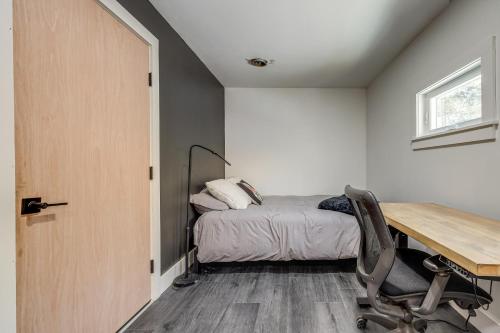 Remodeled Home with River Views in Frankfort!にあるベッド