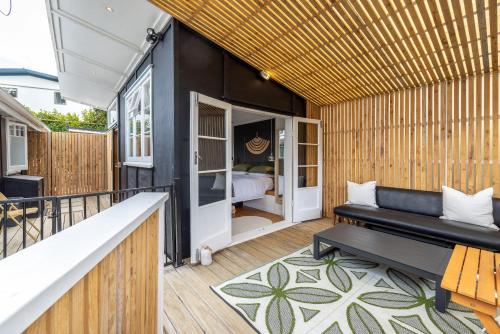 Posezení v ubytování Little Oneroa Beach Studio