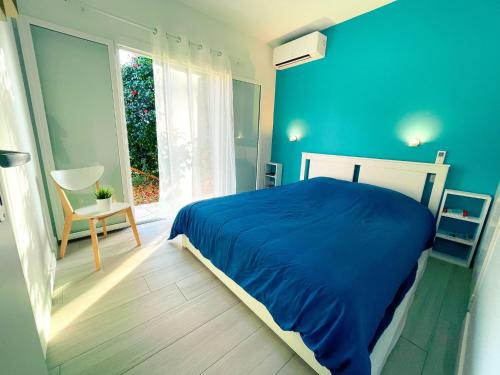 une chambre bleue avec un lit et une fenêtre dans l'établissement Maison au calme avec piscine, à Andernos-les-Bains
