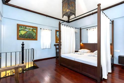 A bed or beds in a room at Castle Tower apartment in rural holiday park 'Picasso'