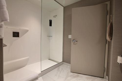Un baño de Courtyard by Marriott Montreal Brossard