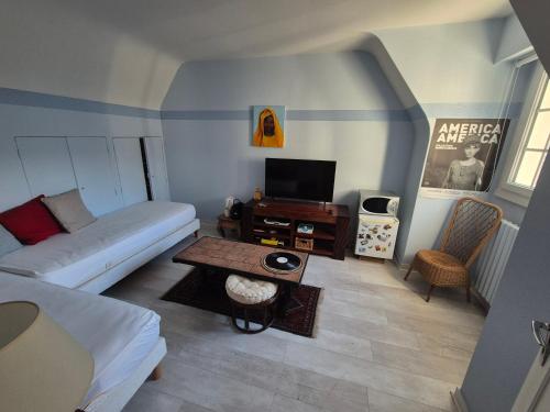 un salon avec un canapé et une table dans l'établissement Bivouac, à La Baule